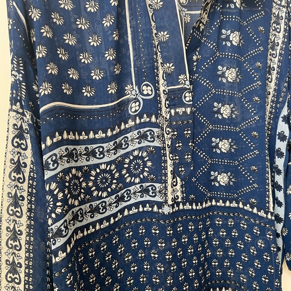 Luxurious silky blouse blue and white pattern. Perfect top - Picture 5 of 5